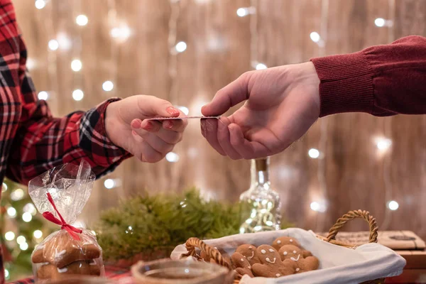 Cliente Homem Comprando Doces Natal Pão Gengibre Padaria Dando Cartão — Fotografia de Stock