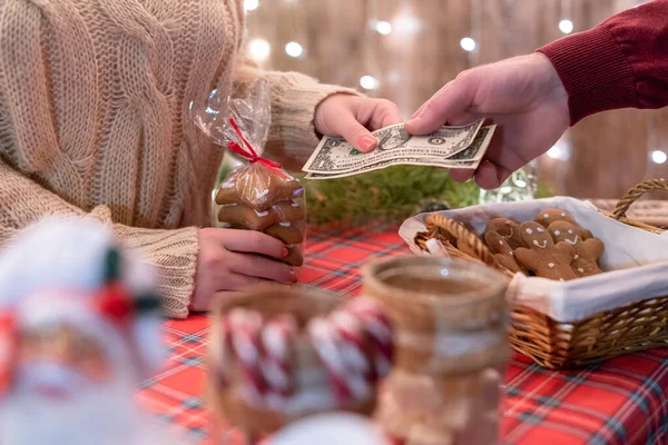 Cliente Homem Comprando Doces Natal Padaria Dando Dólares Para Vendedor — Fotografia de Stock