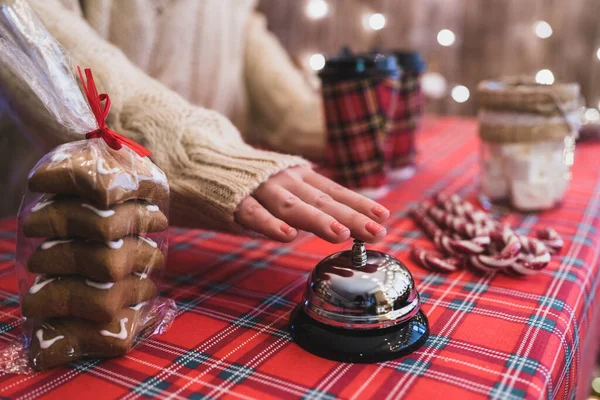 Uma Pastelaria Natal Mulher Vendedor Garçonete Tocando Sino Para Avisar — Fotografia de Stock