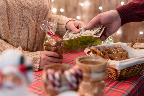 Hombre Cliente Compra Dulces Navidad Panadería Dando Dólares Mujer Vendedor — Foto de Stock