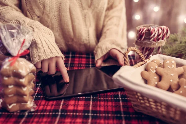 Pastelería Navidad Mujer Vendedora Camarera Usando Laptop Vendiendo Pan Jengibre — Foto de Stock