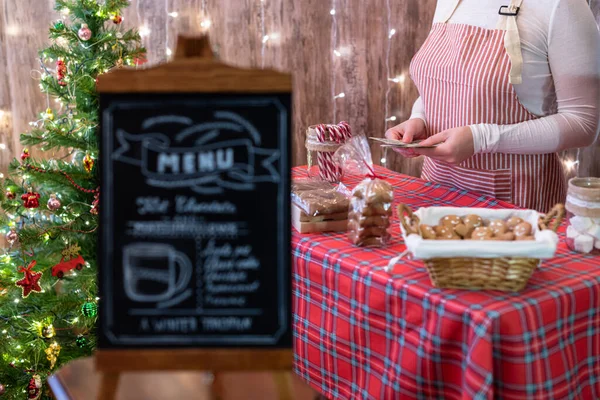 Uma Pastelaria Natal Mulher Vendedora Garçonete Contando Dinheiro Vendendo Pão — Fotografia de Stock