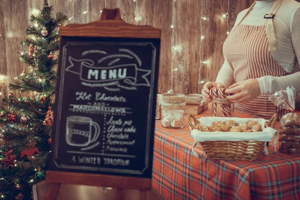 Uma Pastelaria Natal Mulher Vendedor Garçonete Vendendo Pão Gengibre Marshmallows — Fotografia de Stock