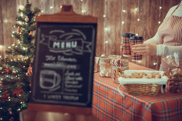 Uma Pastelaria Natal Mulher Vendedor Garçonete Vendendo Pão Gengibre Marshmallows — Fotografia de Stock