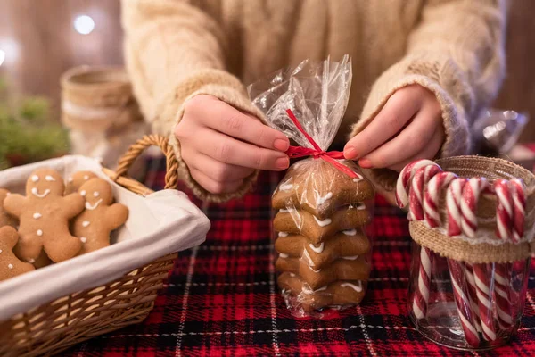 Pastelería Navidad Mujer Vendedora Camarera Vendiendo Galletas Jengibre Caramelos Dulces — Foto de Stock