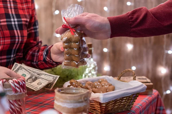 Hombre Cliente Compra Dulces Navidad Panadería Dando Dólares Mujer Vendedor — Foto de Stock