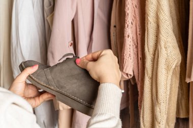 Kadın çizme (ayakkabı) ve giysi seçiyor. Sezon konsepti