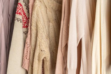 Kadın kıyafetleri, ayakkabılar, giyim mağazasındaki çantalar. Alışveriş..