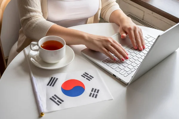 Osamělá Žena Volné Noze Vlajkou Jižní Koreje Těší Snídani Šálkem — Stock fotografie