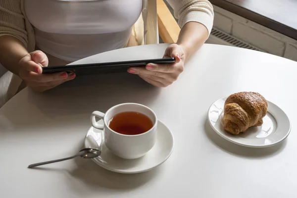 Femme Solitaire Freelance Profiter Petit Déjeuner Avec Une Tasse Café — Photo
