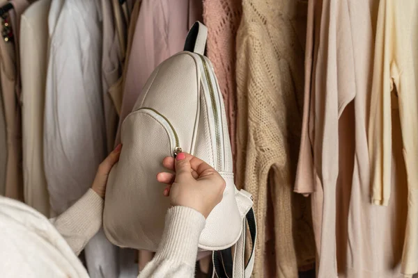 Kvinna Shoppare Kund Väljer Små Läder Ryggsäck Kläder Sortiment Kvinnliga — Stockfoto