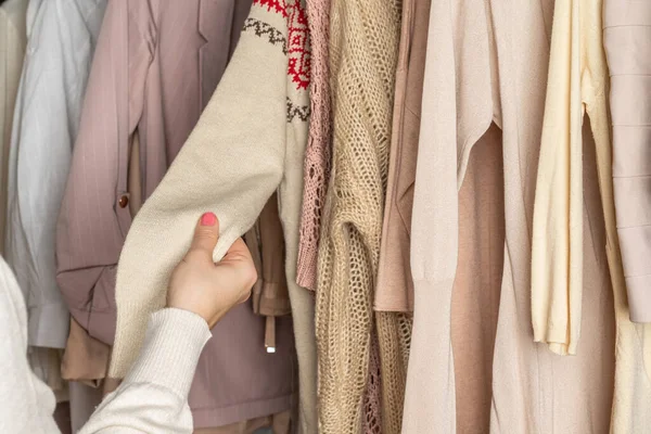 Kvinnlig Shoppare Kund Väljer Vinterpulover Med Julprydnad Från Sortiment Kläder — Stockfoto