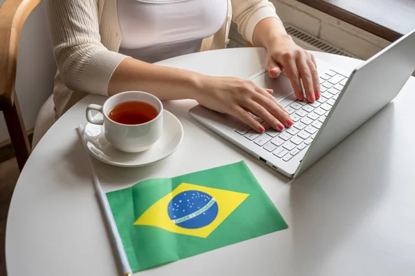 Одинокая Женщина Фрилансер Флагом Бразилии Наслаждается Завтраком Чашкой Кофе Работая — стоковое фото