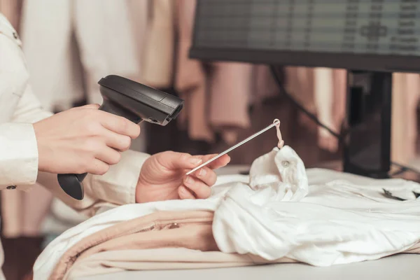 Cajero Mujer Vendedor Escaneo Lectura Código Barras Ropa Usando Escáner — Foto de Stock