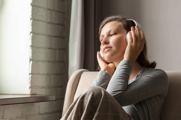 Ritratto Giovane Donna Caucasica Cuffia Che Ascolta Musica Seduta Una — Foto Stock