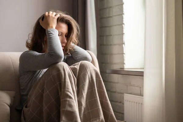 Triste Donna Spaventata Attacco Panico Afferrando Testa Mano Ragazza Solitaria — Foto Stock