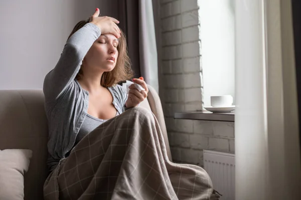 Beteg Barna Fejfájással Fázás Influenza Tüsszentés Kanapén Nappaliban Közel Ablakhoz — Stock Fotó