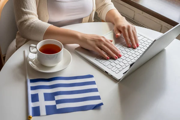 Ensam Kvinna Frilansare Med Flagga Grekland Njuter Att Äta Frukost — Stockfoto