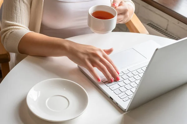 Ensam Kvinna Frilansare Njuter Att Äta Frukost Med Kopp Kaffe — Stockfoto