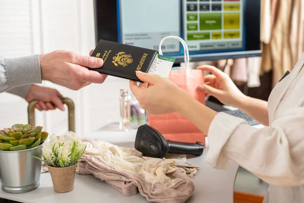 Homme Brandissant Passeport Américain Avec Carte Embarquement Caissière Dans Magasin — Photo