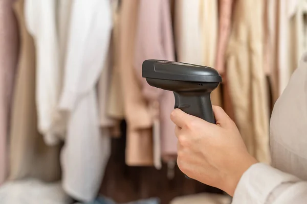 Een Magazijn Vrouw Werknemer Accepteert Kleding Met Behulp Van Barcode — Stockfoto