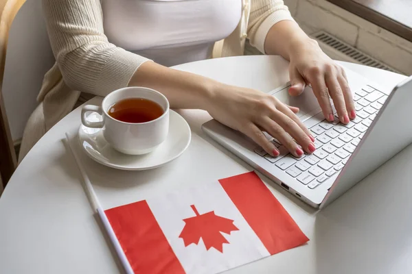 Einsame Freiberuflerin Mit Kanadischer Flagge Beim Frühstück Mit Einer Tasse — Stockfoto