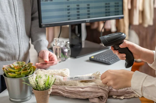 Homme Avec Carte Crédit Achetant Cadeau Dans Magasin Vêtements Féminin — Photo