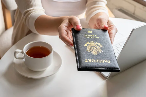 Женщина Туристка Завтракающая Чашкой Кофе Держит Американский Паспорт Сидящий Окна — стоковое фото