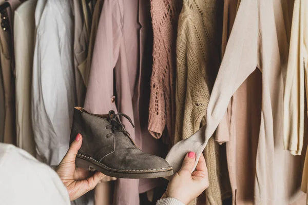 Žena Nakupující Zákazník Vybírá Boty Boty Oblečení Sortiment Dámského Oblečení — Stock fotografie