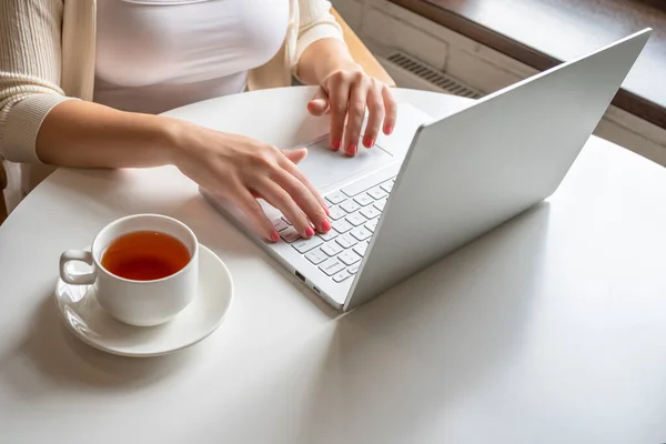 Ensam Kvinna Frilansare Njuter Att Äta Frukost Med Kopp Kaffe — Stockfoto