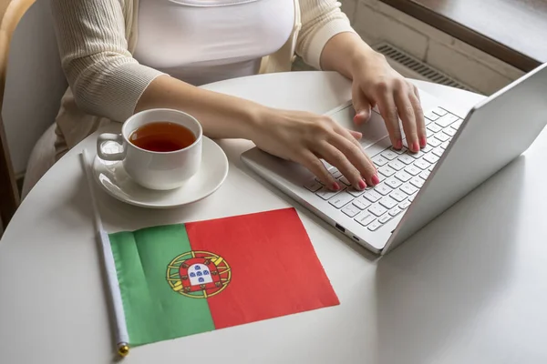 Freelancer Solitário Com Bandeira Portugal Desfruta Pequeno Almoço Com Chávena — Fotografia de Stock