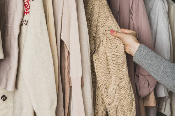 Cliente Mujer Que Comprueba Material Que Elige Suéter Lana Tienda — Foto de Stock