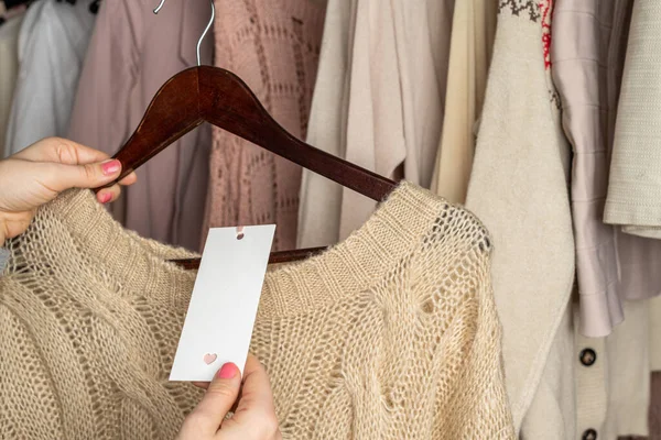 Žena Nakupující Štítku Vybírá Svetr Oblečení Obchodě Oděvy Nakupování — Stock fotografie