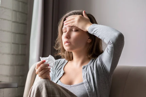 Beteg Barna Fejfájással Fázás Influenza Tüsszentés Kanapén Nappaliban Közel Ablakhoz — Stock Fotó