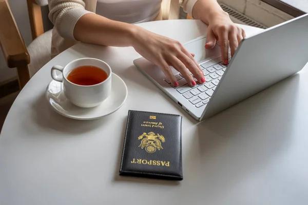 Touriste Femme Prenant Petit Déjeuner Avec Une Tasse Café Mettre — Photo