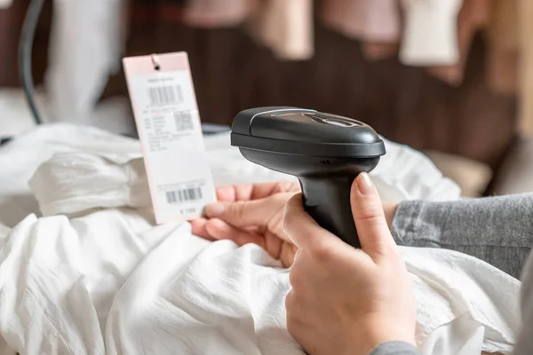 Vrouwelijke Kassier Verkoper Scannen Lezen Barcode Van Kleding Met Behulp — Stockfoto