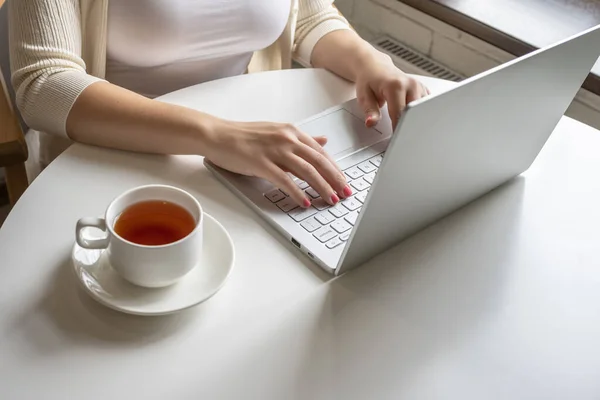 Ensam Kvinna Frilansare Njuter Att Äta Frukost Med Kopp Kaffe — Stockfoto