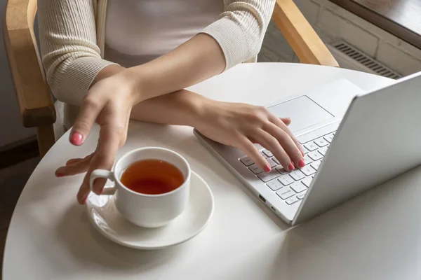 외로운 프리랜서는 아침에 카페의 창가에 노트북으로 일하는 즐긴다 여성의 흉상에 — 스톡 사진