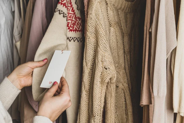 Žena Zákazník Hledá Štítku Výběru Svetr Vánoční Ozdobou Obchodě Oděvy — Stock fotografie