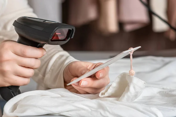 Vrouwelijke Kassier Verkoper Scannen Lezen Barcode Van Kleding Met Behulp — Stockfoto