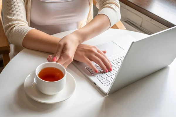 Ensam Kvinna Frilansare Njuter Att Äta Frukost Med Kopp Kaffe — Stockfoto