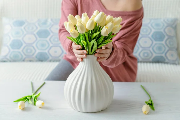 Žena Která Dává Bílé Tulipány Vázy Sedí Konferenčního Stolku Skládání — Stock fotografie