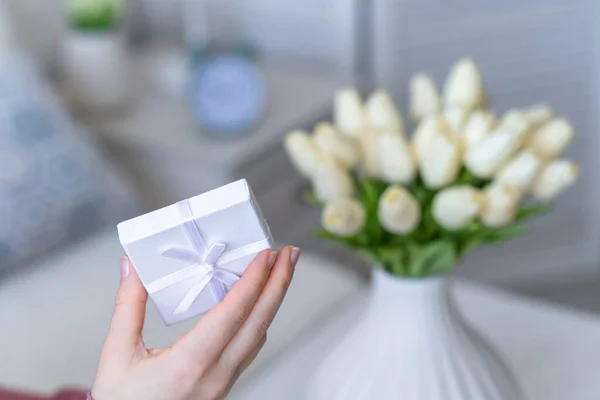 Kobieta Trzyma Małe Białe Pudełko Biżuterią Bukiet Białych Kwiatów Tulipanów — Zdjęcie stockowe