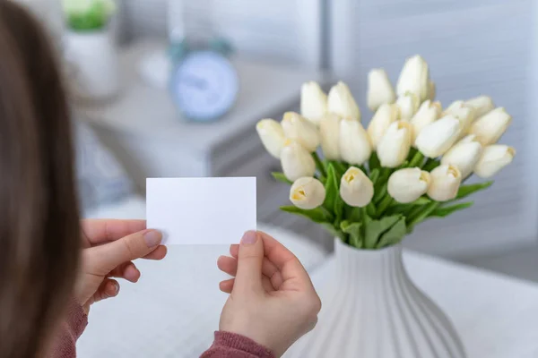 Üres Üdvözlőlapot Húz Fehér Tulipán Virágcsokorból Anyák Napja Másolás Gúnyolódni — Stock Fotó