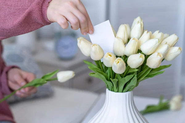 Žena Vytahuje Prázdnou Pohlednici Kytice Bílých Tulipánů Valentýn Rozumím Vysmát — Stock fotografie