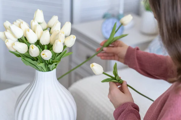 Žena Která Dává Bílé Tulipány Vázy Sedí Konferenčního Stolku Skládání — Stock fotografie