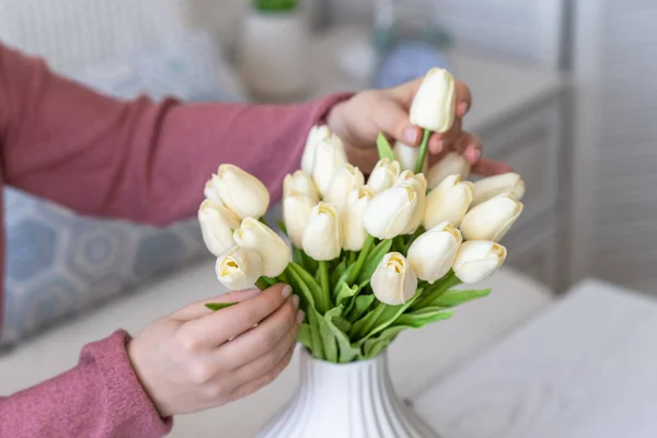 Egy Fehér Tulipánokat Tesz Vázába Nappali Dohányzóasztalánál Ülve Szerkesztő Csokor — Stock Fotó