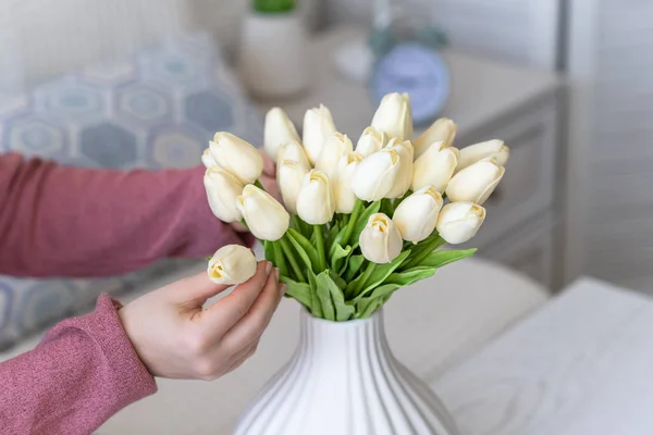 Žena Která Dává Bílé Tulipány Vázy Sedí Konferenčního Stolku Skládání — Stock fotografie