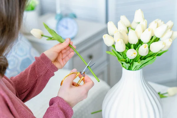 Vágott Kép Női Virágárus Vágás Szár Tulipán Virágok Ollóval Tesz — Stock Fotó
