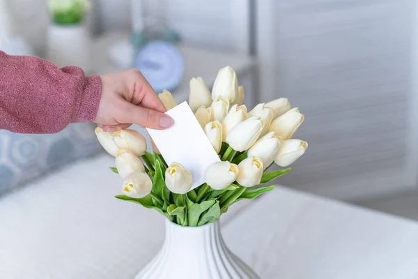 Üres Üdvözlőlapot Húz Fehér Tulipán Virágcsokorból Születésnap Másolás Gúnyolódni — Stock Fotó